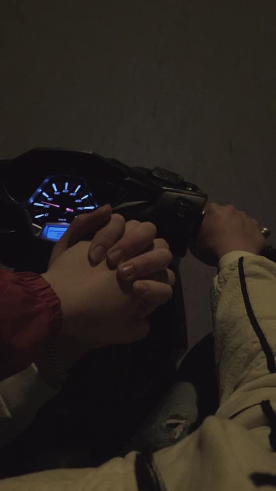 Hình ảnh nắm tay người yêu trên xe máy